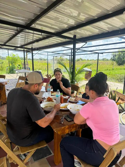 Familia almorzando en el quiosco